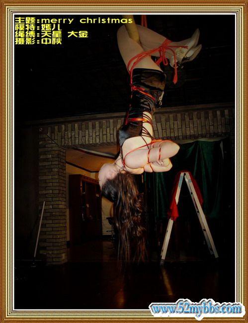 嫣儿：Merry Christmas - 圣诞节的时候嫣儿穿着性感连衣裙、丝袜、高跟鞋被倒吊起来、供人观赏 [高手缚（中式五花）,吊缚,高跟鞋,肉丝,嫣儿,中国女孩]