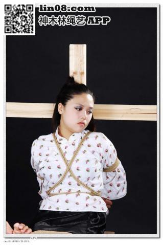 美女坐上老虎凳, 好凄惨 [Minguo student costume,悦蓉,Tiger bench,Breast bondage,Crucifix,Chinese Female,Bound arms behind,Bare Foot]