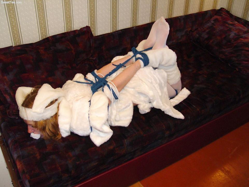 美女白丝兔子服捆绑 [动物（兔耳）,驷马（俯卧）,堵嘴,欧美佳丽,白丝]