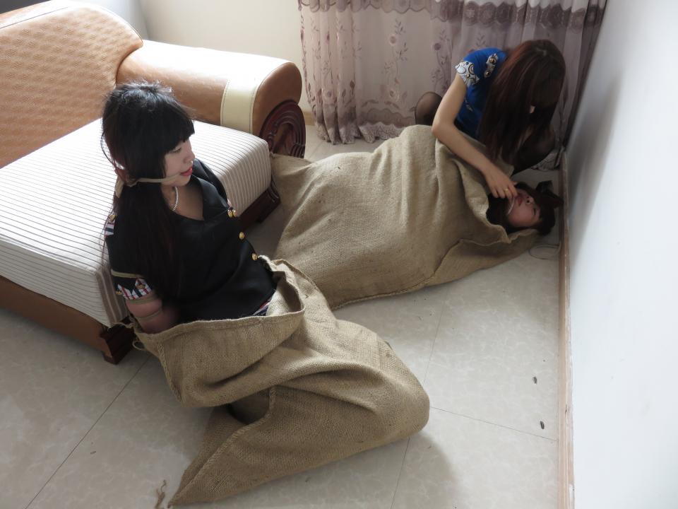 Escape from sacks The beauty were kidnapping by traffickers. They lost conscience  in sacks and wake up after being tied up.