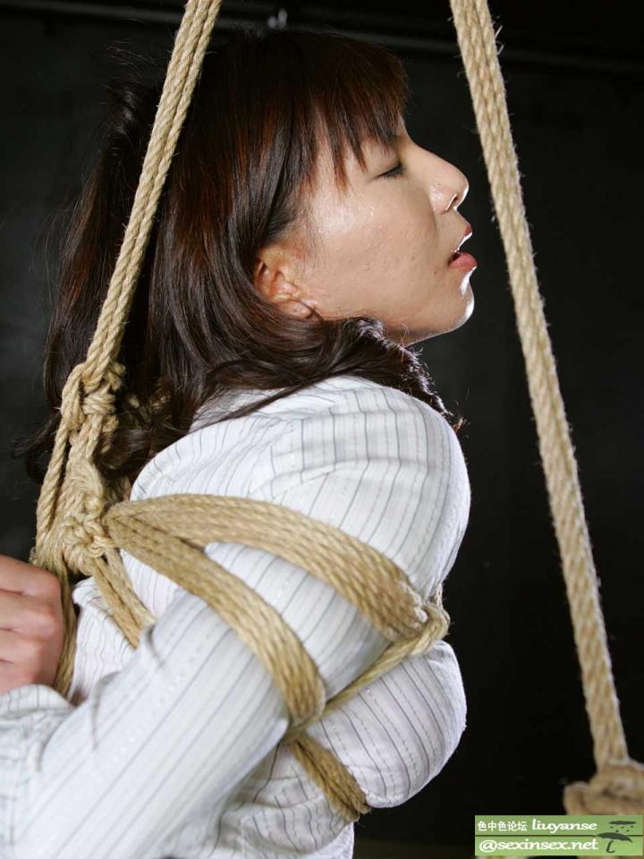 捆绑的日本少妇 - 日本少妇被捆绑 [日本美女,单脚吊缚]