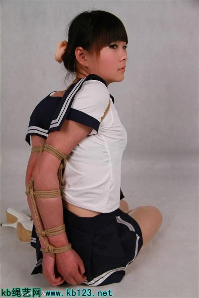 身材不错的小姑娘 - 转载于kb123 [学生（水手服）,高跟鞋,肉丝,西式（直臂并肘）,中国女孩]