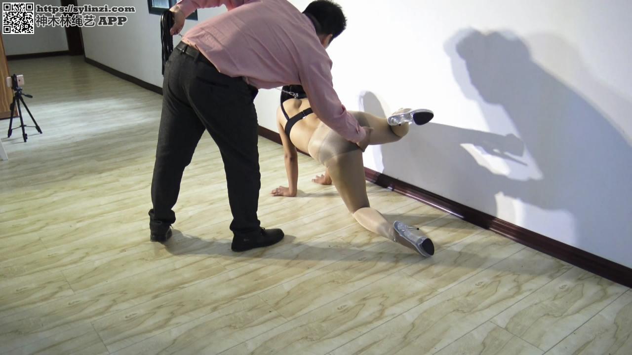 妖狐吧- 视频美女犬调教【K9犬艺紧缚调教母狗女奴，犬艺（遛狗,扒伏,蹲,墙角尿尿,寻回）】