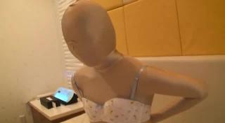 cze-002d_clip 美女穿上全包紧身衣被手铐铐住玩弄自己，被主人调教凌辱，用按摩棒刺激下面，直到失禁～