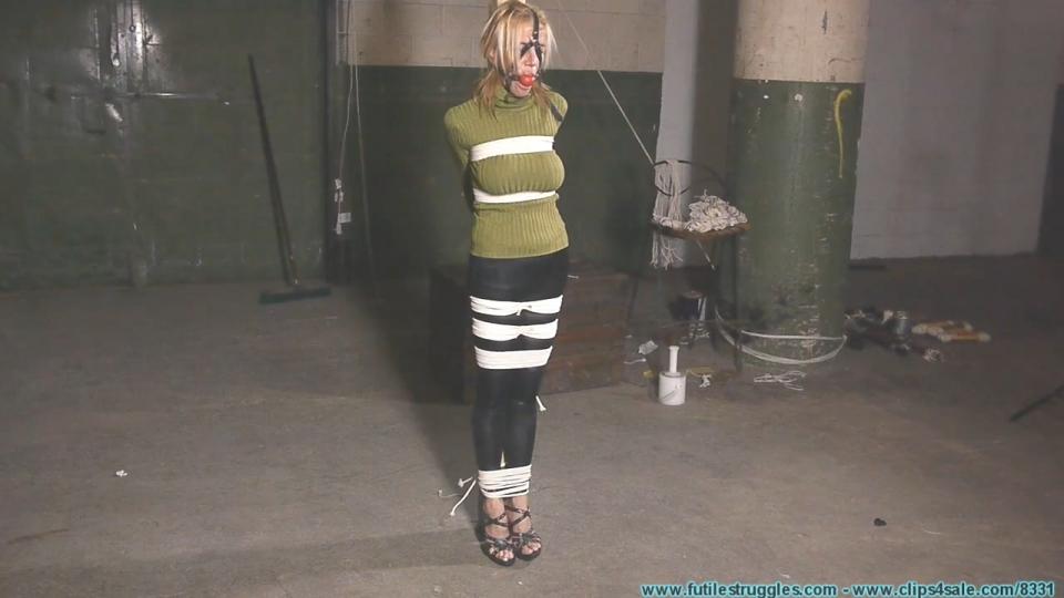 Armani Post Tied - Part 1 futilestruggles站视频Armani Post Tied - Part 1<br><br>Armani在酒吧结识的男人告诉她说自己喜欢捆绑，这引起了Armani的好奇，于是Armani就跟随男人来到他的家。男人表示希望将Armani绑在柱子上，而Armani之前还以为只是在床上玩玩手铐之类的，但最终Armani还是同意了男的人要求<br><br>http://www.futilestruggles.com/trial/gallery.php?id=313&type=caps&page=3