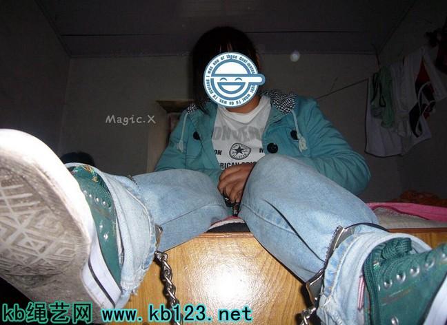 戴镣铐的女孩 [运动（健身服）,脚铐/脚镣,中国女孩,帆布鞋,长裤（牛仔）]