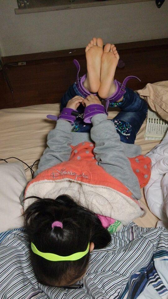 [Hogtie (Lying on stomach),Handcuff,Anklet,Chinese Female,Bare Foot,Feet fetish]