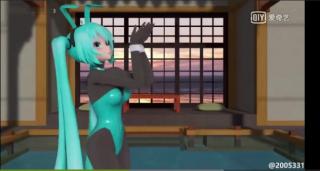 初音未来的蔚蓝兔女郎装热舞 初音未来穿上蔚蓝兔女郎装，不断热舞，细腰长腿一展无遗，因为下载出了问题，只好用高清软件录了下来，但还是有些模糊，各位看官将就着看吧，10金福利。