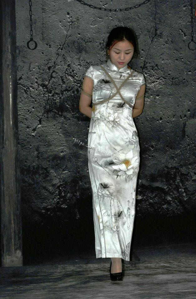 旗袍小少妇 哀怨被欺负 - 丝袜旗袍小少妇，老虎凳 [民族（旗袍）,高跟鞋,胸缚,肉丝,中国女孩]