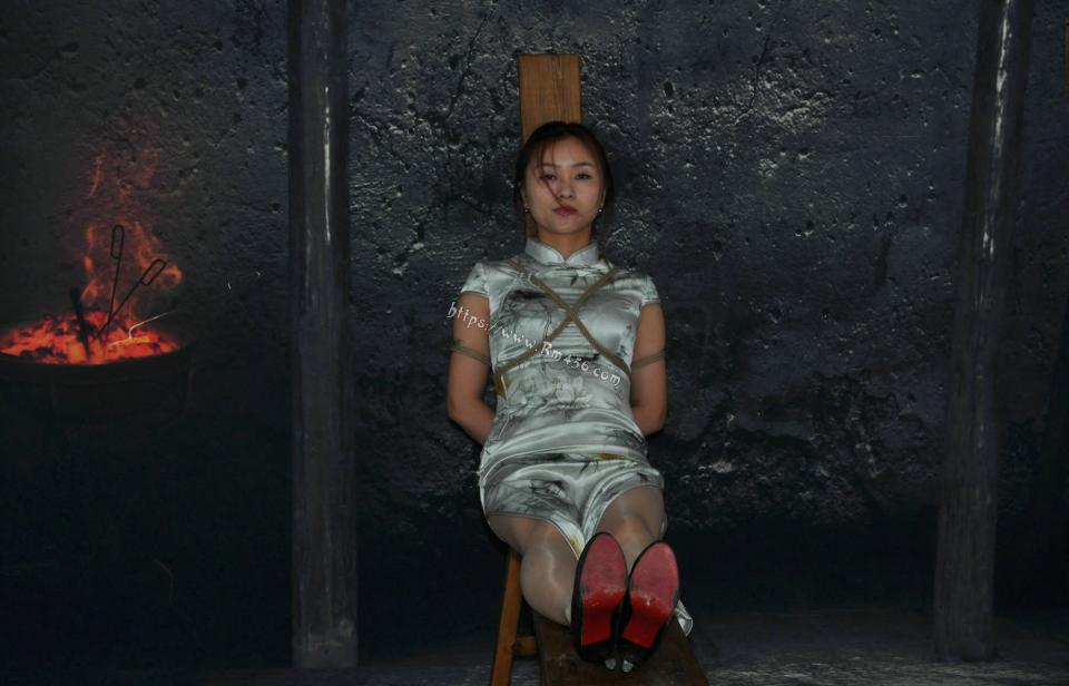 旗袍小少妇 哀怨被欺负 - 丝袜旗袍小少妇，老虎凳 [民族（旗袍）,老虎凳,高跟鞋,肉丝,中国女孩]
