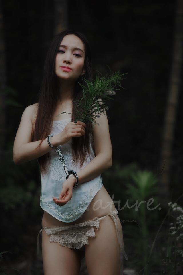 [Nature Art] The Insanity ©nature art<br><br>Summary:<br><br>A lot of people decided to hide their secret for eternity. They do not want the others know their special fetish. Someone do, but everything has the first attempt. The girl, in this clip, decided to have a try and release the lock that locked her key for several months. She will be shooting metal fetish clip outside the studio! Let's hope her best luck and experience what the metals brought to us...<br><br>Featuring: stocking, foot fetish, gym suit, belly cower, metal bondage, high heels, handcuff, and outside