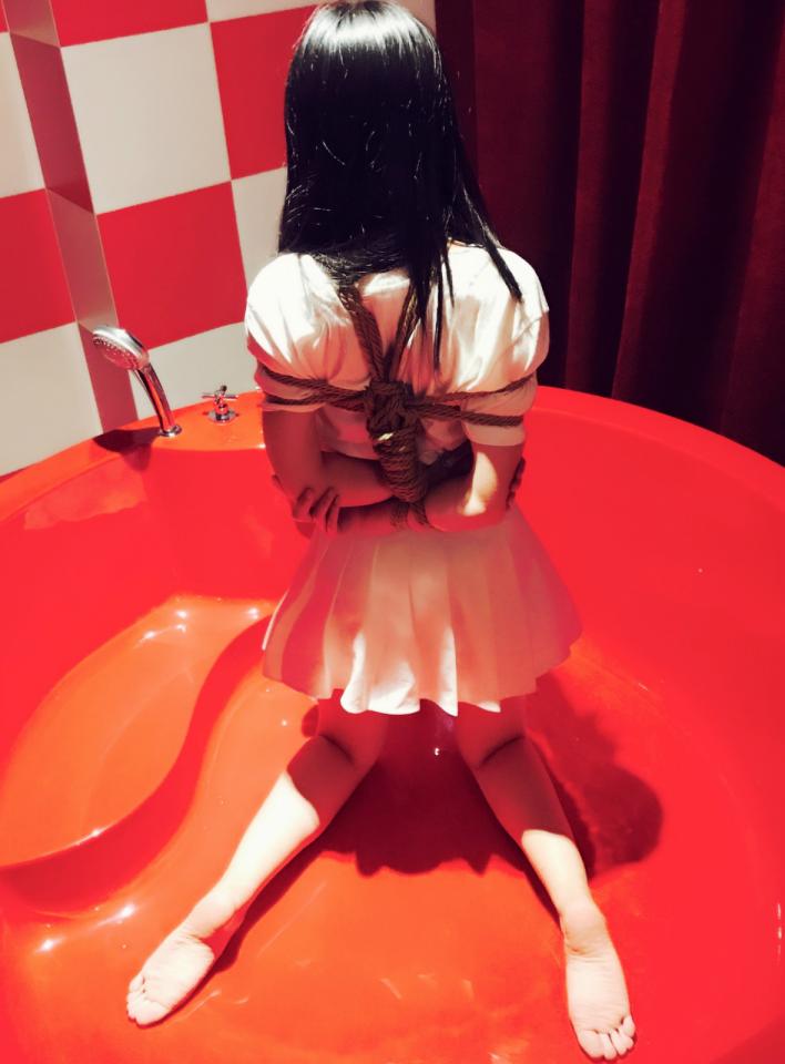  [Boxtie,Chinese Female,Bound arms behind,Bare Foot,Feet fetish,Knees]
