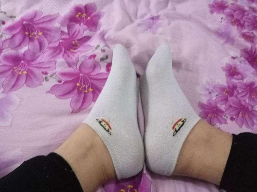 初三女孩自己拍自己的脚丫 - 我让她拍，她很听话的，因为喜欢我，哈哈哈... [棉袜,恋足]