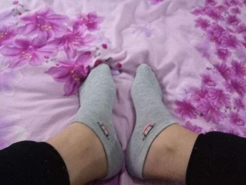 初三女孩自己拍自己的脚丫 - 我让她拍，她很听话的，因为喜欢我，哈哈哈... [Feet fetish]