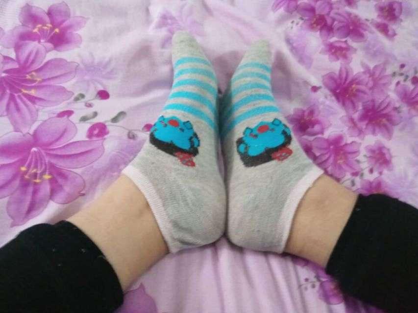 初三女孩自己拍自己的脚丫 - 我让她拍，她很听话的，因为喜欢我，哈哈哈... [百合女同,棉袜,恋足]