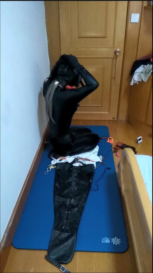 [Yu] Sensor Exploitation Extreme Bondage ©Yu<br><br>Summary:<br><br>Hello guys, I'm a cross dresser who is really enjoying self bondage. Hopefully you will enjoy the video.<br><br>i have tried a lot of tight catsuits, and zentais to make the video possible. A lot of tools and customs that used in the video are borrowed from my friends, and because of the ropes on my leg, it made my untie experience horrible. I almost failed to untie myself on time before my whole body turn numbs which is a valuable experience for future. <br><br>Featuring: stocking, foot fetish, shoocking, breast bondage, box tie, cross dresser, latex, catsuit, zentai, and head bondage
