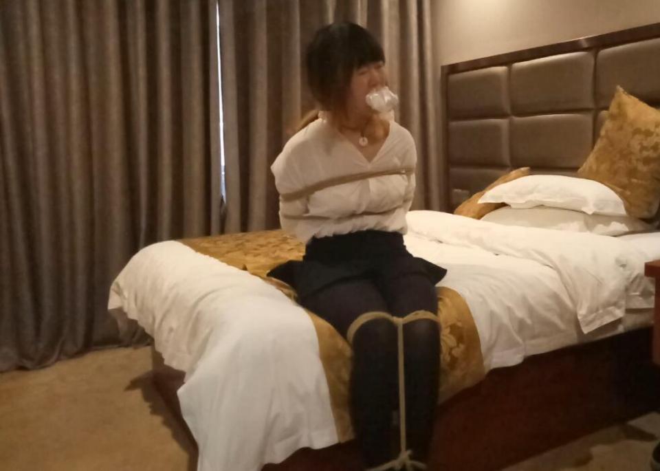 Sell The Slave ©Aww Meow<br><br>Summary:<br><br>Ms. Mo was targeted by a lot of underground facilities for a long time, since she is not famous but is a very quality product for human trafficking. Finally, an organization decided to take the bounty before is stolen by the others. After being lured to the hotel that he opened for covering his crime, the man tied her up and put her inside of a slack, for carrying her outside of the hotel without any traces.. But before selling her to the customer, he decided to toy her first...