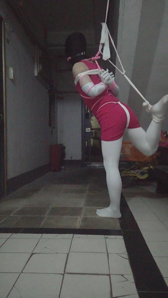 [xiexiaocan] Outdoor Cross-Dressing Self-Bondage Pt. 2 ©Xiaoxiancan<br><br>Summary:<br><br>This is my first time to shoot outdoor. Although I have tried a lot of self-bondage positions, but it is still a challenge for everyone go outside for self-bondage right? The weird music you may hear throughout the video is from the elementary school near our neighborhood.<br><br>This time's location is at the entrance of our apartment building, it was about 12 o'clock at night, so there are not so much people in the scene at that time. But there always are someone likes some night walking, I did my best to avoid them and almost got caught which will be embarrassing if actually I did get caught, fortunately, it does not come to that way.<br><br>Featuring: self-bondage, outdoor, stocking, foot fetish, cross dresser, one-leg suspension bondage, breast bondage, box tie, and crotch rope<br>