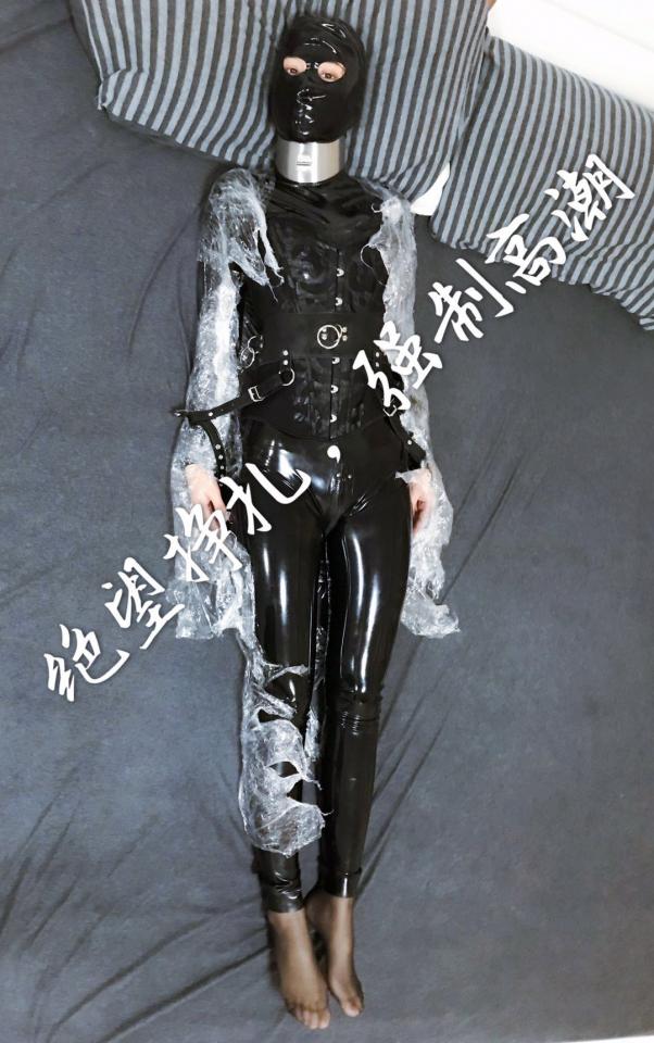 [Jori] Jori Mummified In Her Latex Suit ©Jori<br><br>Summary:<br><br>After wearing her favorite latex suit, she was required to wear the head mask that used for breathe control purpose. After that, we have mummified her with saran wrap to restrain her ability to move. Soon she is completely mummified with her head exposed, so we attached a big vibrator with great power on her crotch to keep her feel great. To response the request from our fans, we have extended the time to control her breathing, and hopefully you will be able to enjoy the video much more~