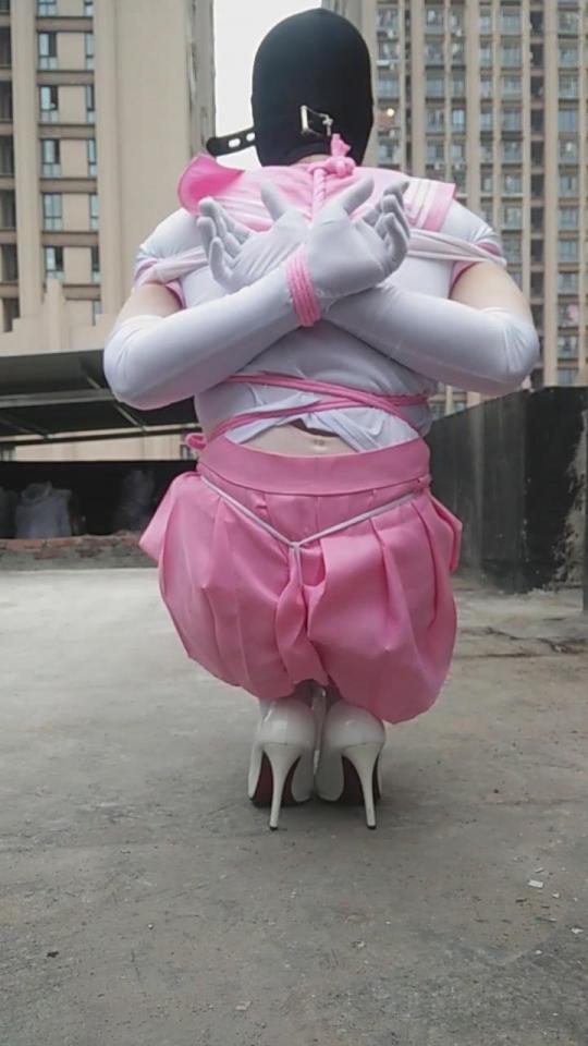 [Xiexiaocan] Let&#039;s Try: Outdoor Self-Bondage Experience ©Xiexiaocan<br><br>Summary:<br><br>This is my first time to shoot outdoor. Although I have tried a lot of self-bondage positions, but it is still a challenge for everyone go outside for self-bondage right? The weird music you may hear throughout the video is from the elementary school near our neighborhood.<br><br>This time's location is at the roof top of an old house. Although it is at early morning, there are still few people here and there, and I even spotted one while I was in tied. So that's why the video is not that long. Anyway! please enjoy!