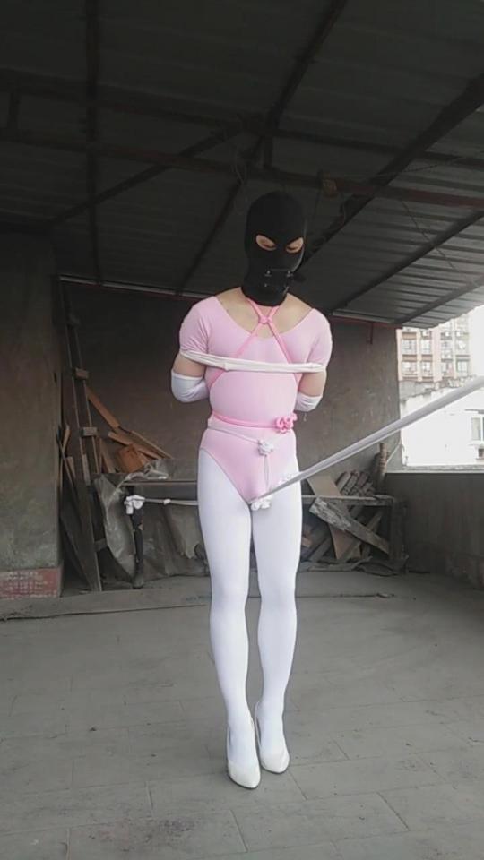 [Xiexiaocan] Let&#039;s Try: Outdoor Self Bondage With Rope Walking ©Xiexiaocan<br><br>Summary:<br><br>You may find the location is very familiar, and you are right. It is the same rooftop park few videos ago, and I would like to say that it is been a while, and it is really good to be back. This time I tried rope walking, which is a little bit enjoyable than I thought it would be. The vibrator really helped me to achieve orgasm in a short amount of time, and for improving sake, I have changed how those knots combining with each other which ensures the safety of this.