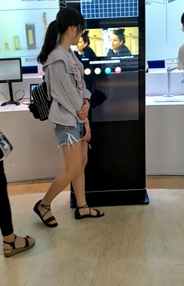 凉鞋少女 - 私拍高校大二女生，妹子的脚很嫩 [中国女孩]
