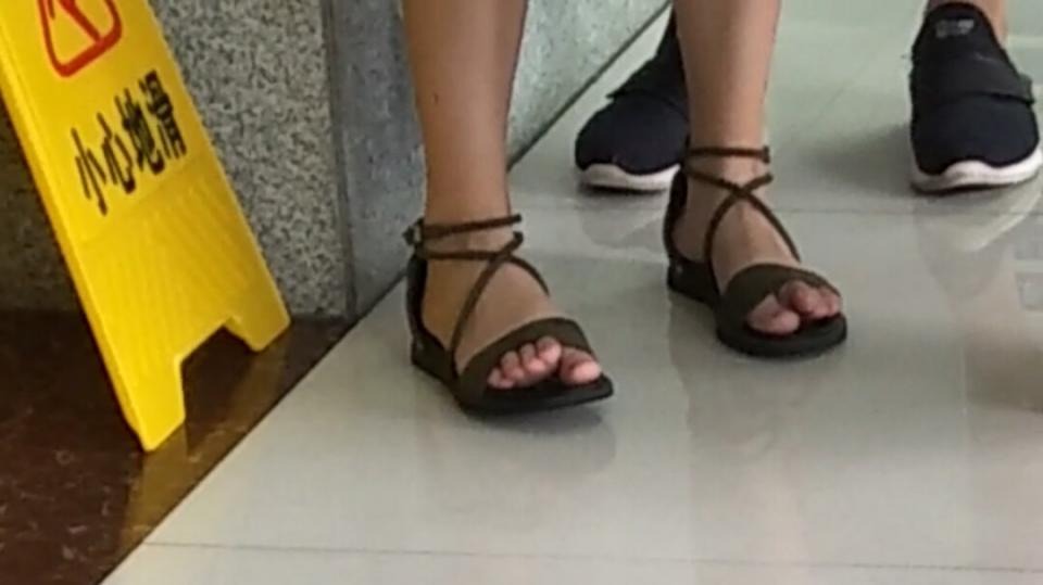 凉鞋少女 - 私拍高校大二女生，妹子的脚很嫩 [中国女孩,恋足]