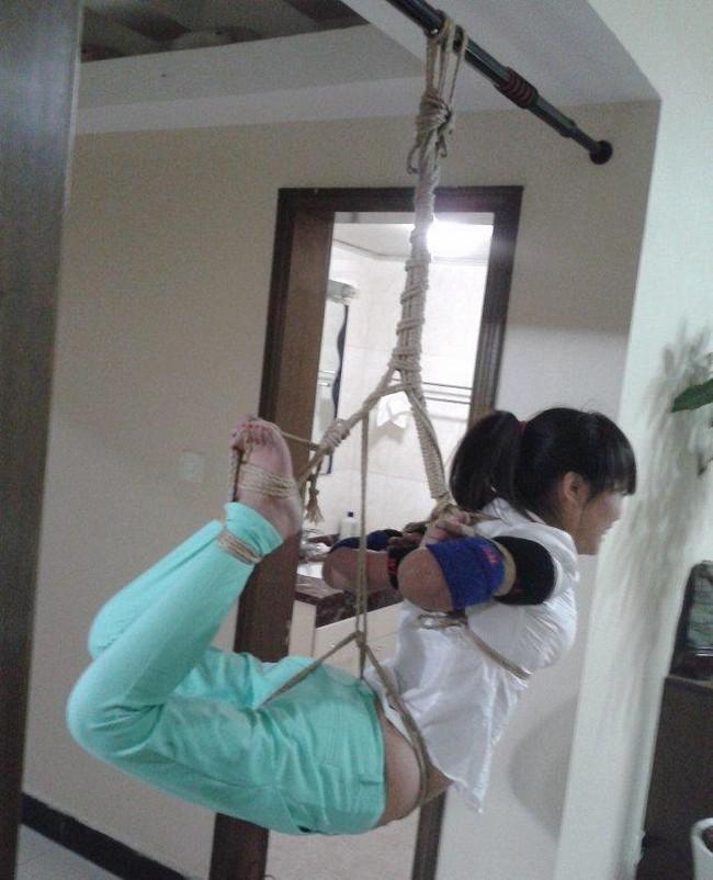 驷马吊缚女孩 - 还有几张杂图，后面有小姐姐呦 [驷马（俯卧）,吊缚,中国女孩,赤脚裸足]