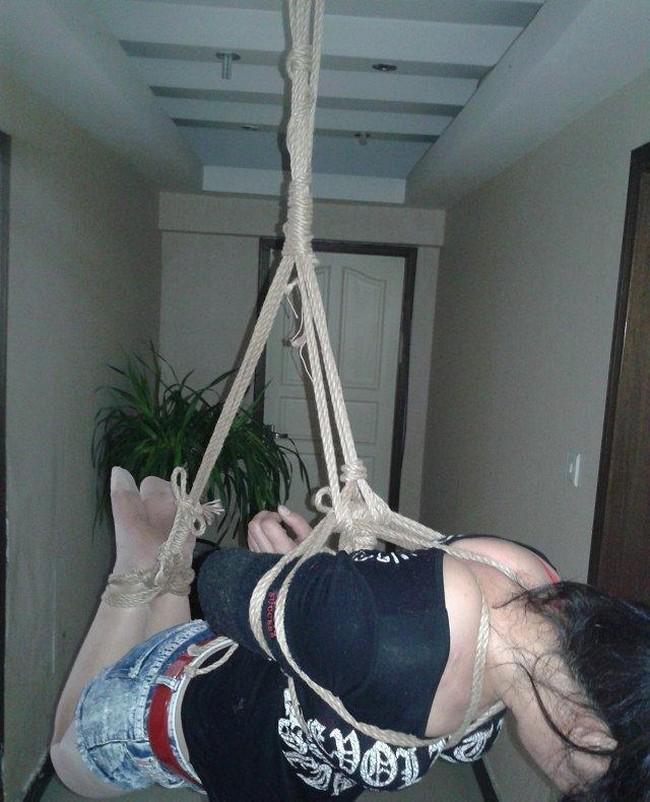 驷马吊缚女孩 - 还有几张杂图，后面有小姐姐呦 [日式反绑,驷马（俯卧）,吊缚,肉丝,中国女孩]