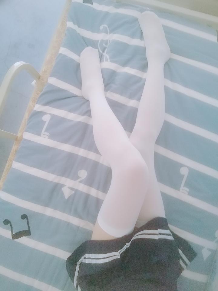小哥哥又来纯白丝了 - 寝室日常 [学生（水手服）,白丝,恋足]
