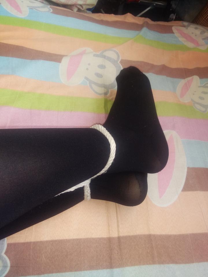 小伪娘黑裤袜自缚 - 今天姐姐不在家，偷偷穿她的裤袜玩捆绑（真香） [丝袜,恋足,伪娘]