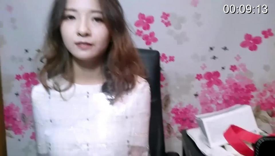 [Donkey Studio] Ms. Hai&#039;s Eating Stream ©Donkey Studio<br><br>Summary:<br><br>in this livestream, she expressed that she is a little bit hungry, so she started to eat for a part of the video. After she is finished, we decided to tie her up so that she could also satisfy the viewers by providing some mental food. The livestream includes a small portion of her eating stuff, and the last half of the video containing her being tied up with ropes, and mummified with tapes. Hopefully you will enjoy the video!