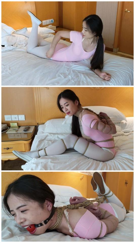 [Willing studio] gym girl loves smiling: bodysuit, white panty hose, Japanese style bondage on the bed and struggle, trying to escape featuringL bodysuit, white panty hose, Japanese style bondage on the bed and struggle, trying to escape