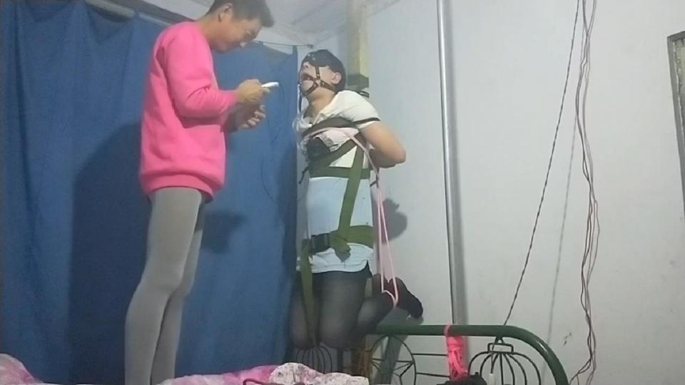 [Bondage Workshop] Hogtie and Suspension Bondage ©Bondage Workshop<br><br>Summary:<br><br>This is our third video featured in this video! I have not realized that hogtie is that unbearable for me since it is really kinda painful. With the vibrator and a electrocution device that supposed to be used as a massage, I really felt something else that I have never had in the past. Although the second video does not sell well, we still hope that you will enjoy the video, and you can follow me for further updates.