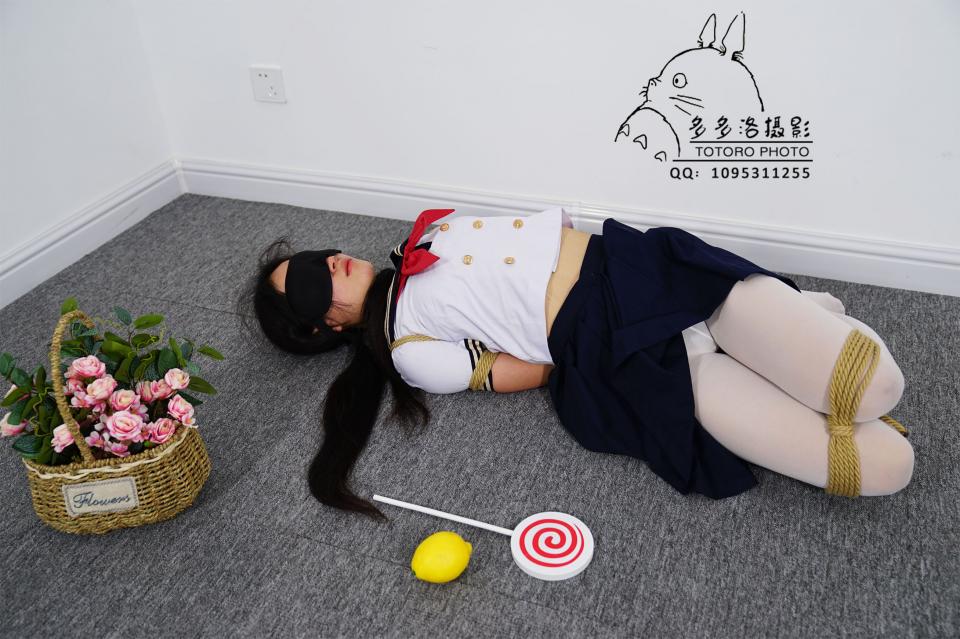 【多多洛摄影】大一妹子初体验用 - 【多多洛摄影】  多多洛原创出品，模特同意下拍摄与发布，并且无任何色情成分。纯绳艺交流。未经同意转载视为盗版，追究一切法律责任。  妹子是大一的小学妹，00年的，身材还可以，比较的瘦。这是第一次体验捆绑，对于绳艺比较好奇，更多的是有点羞涩。妹子柔韧性一般，并且有点怕疼，但却不怕痒，挠痒痒也无动于衷，所以拍摄尺度和方式都比较简易，更多的是绳艺的美感。 另有视频在主页，望支持！