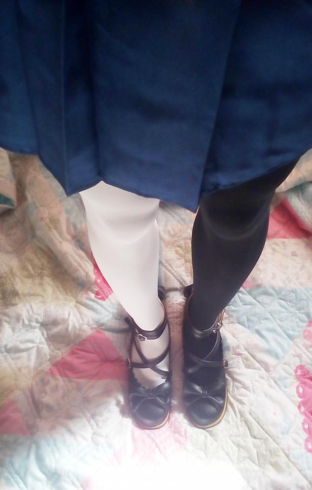 自拍~ - 不会自缚的小M求主~之前那个号换成这个啦~ [丝袜,COSPLAY,高跟鞋,学生（英式领结）,白丝,中国女孩,恋足,伪娘]