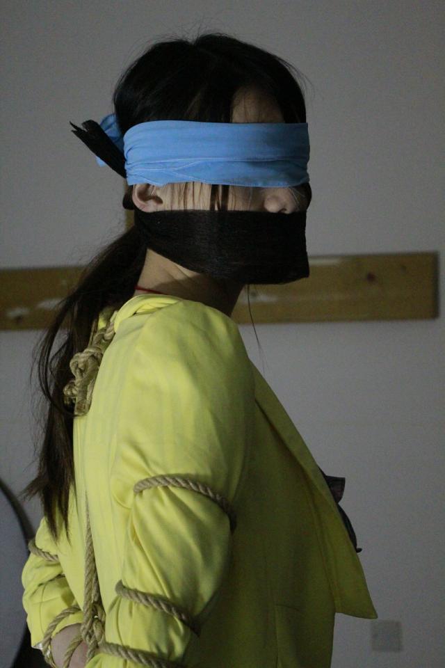 彩云轩定拍02布条蒙眼封嘴 - 彩云轩的女孩被布条蒙眼蒙嘴捆绑