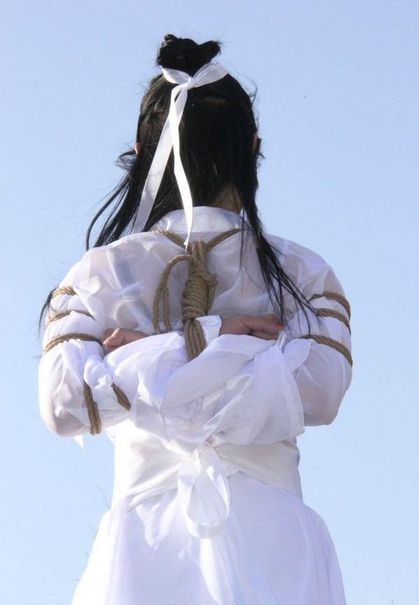 侠女被绑 - 胜景山庄  侠女被绑，模特长得挺有气质 [高手缚（中式五花）]