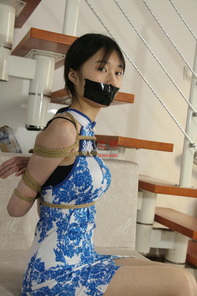 灵儿青花小旗袍、金色舞鞋第一季 - 绳捆索绑小萝莉，性感小旗袍和金色凉高，无辜的眼神很有味道。 [高手缚（中式五花）,民族（旗袍）,堵嘴]