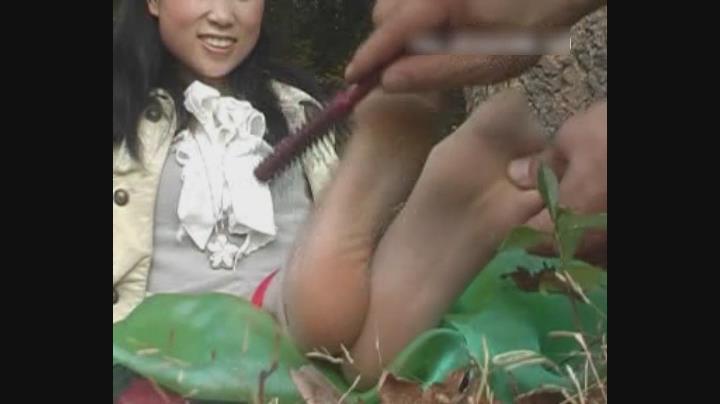 依依户外TK 视频出自中高艺。肉丝美女户外TK，很经典的视频，肉丝足很美，美女很怕痒。<br>时长；20分<br>文件大小；444MB