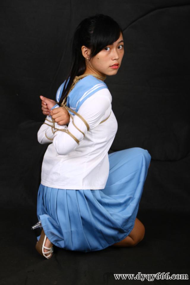 典雅倩影 小巧 五花大绑 - 小巧 五花大绑 [高手缚（中式五花）,学生（水手服）,高跟鞋,中国女孩,赤脚裸足]