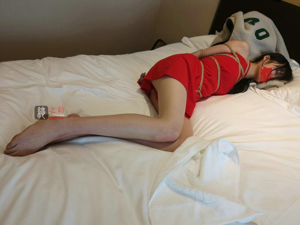 灵儿酒店囚禁之无助挣扎的红裙少女 - 灵儿瘦身第二天，性感红裙、短到遮不住少女风的小内内，驷马捆绑，挣不脱的捆绑折磨。