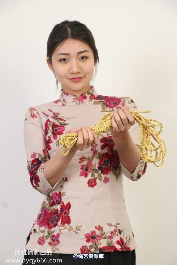 典雅倩影 晓晓（32套完整） 第30套：民国时装 - 终于发完了，感觉已经喜欢上这个模特             第4/5/6/8/10/11套是前辈们已先发布（虽然发的不完整），就不发了哦 最后两套我其实已经发过了，有链接 第31套 https://www.syxml.com/group_pics.php?id=18399  第32套 https://www.syxml.com/group_pics.php?id=18400