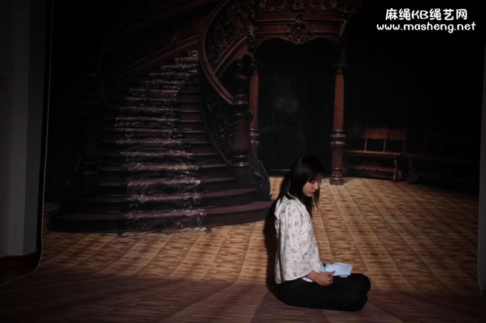 少女囚禁地窖戴手铐做清洁