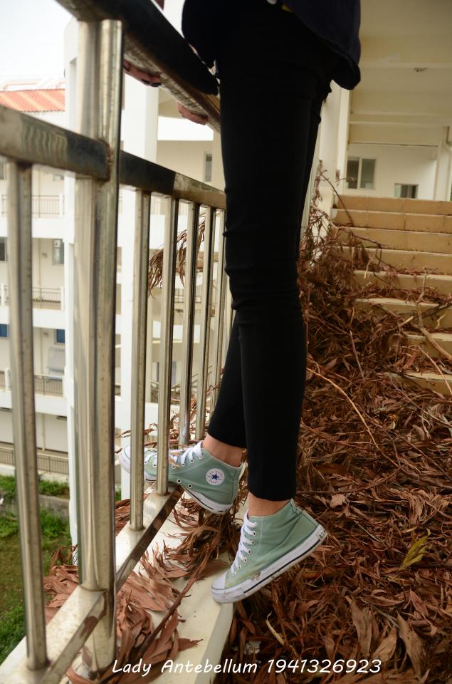  [Canvas shoe]
