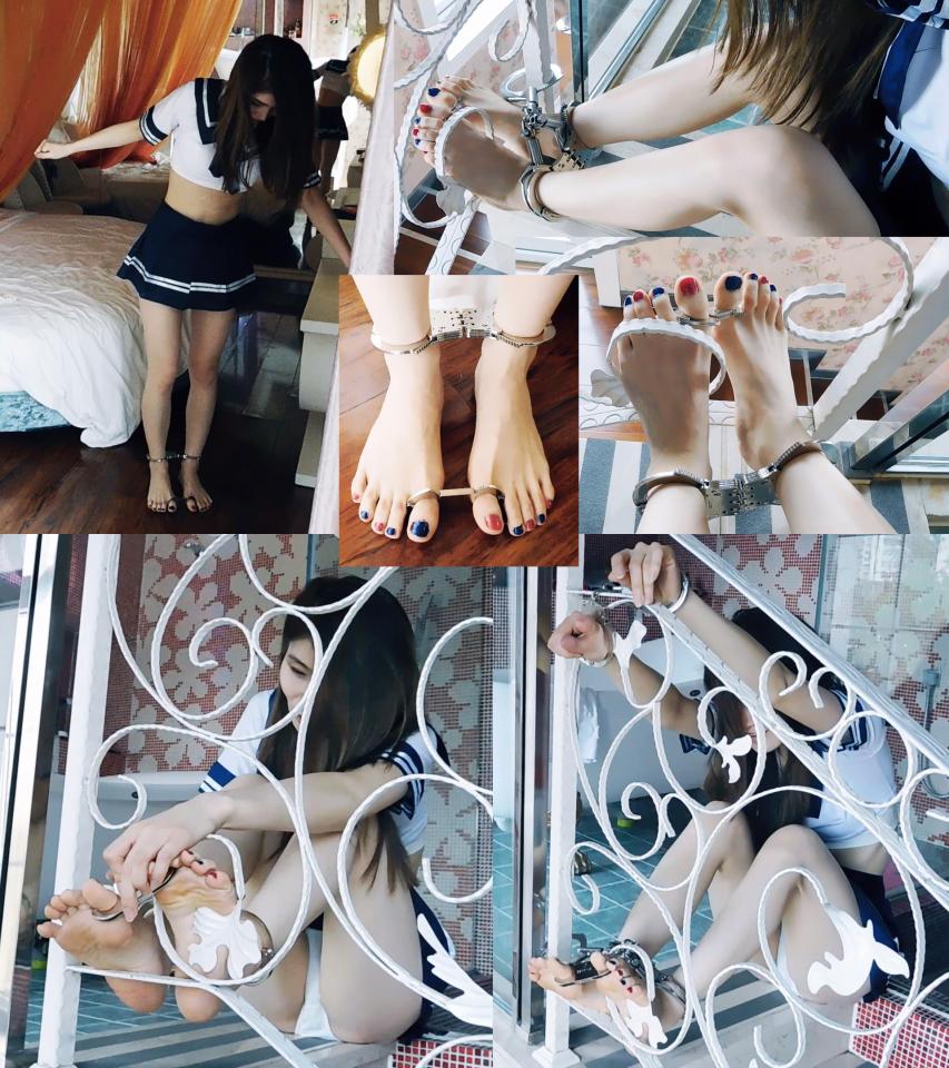 1018原创视频 小偷晶晶玩脚铐反被困 手铐脚铐脚趾铐 水手服帆布鞋 看最新作品加我qq：3295687894有彩蛋花絮送有更多精彩视频等着你哦 关键词：小偷 晶晶 玩脚铐 被困 手铐 脚铐 脚趾铐 水手服 帆布鞋 自缚<br><br>晶晶改行做小偷啦！！！只是她算是个笨贼哈哈哈，见到好玩的东西就给自己戴上，把自己的双脚锁进了栏杆里，却没有带钥匙，这下动不了可麻烦了哈哈哈！！！失主回来正好被抓现行，小偷生涯结束！！！晶晶用悲惨经历告诉我们，莫伸手，伸手必被抓！！！<br><br>大概的剧情是：妹子是个小偷，偷偷进入事主家，脱下鞋子，穿着袜子各地翻找偷东西。当妹子偷的差不多之后，翻到一个脚趾铐、一个板铐和两把钥匙，妹子十分好奇，想了想，认为是锁脚上的，然后就锁在了脚上。妹子觉得太好玩了，玩了一会下地走了走，然后用钥匙又解开了，于是拿着脚趾铐、板铐和钥匙（但钥匙却意外掉落了），去另一个地方。妹子盗窃成功，十分开心，并且十分嚣张，想继续玩耍脚趾铐。妹子找到一个柱子，脚趾穿过去，锁上了脚趾铐，再锁上板铐，玩了一会。当妹子玩够了，想拿出钥匙打开时，发现钥匙不见了，回忆了一下，钥匙掉了，这下妹子可着急了，脚趾被困住拔不出来，等下事主回来肯定就被抓现行啊，妹子十分着急。妹子各种努力拔脚趾铐，却无济于事，十分后悔，想着事主来了一定被抓十分难过。失主回来了，看到眼前的一切，又见到被困住的妹子。妹子坦白了，希望事主能放过她。然而事主很生气，于是决定惩罚她。事主拿出三通锁上妹子，锁上手铐吊起来，惩罚小偷。妹子挣扎求饶，但最终失主还是决定将小偷送到警局，妹子哭了出来。<br> <br>这一系列视频中，晶晶是新模特，加入了新的口球、新的姿势、新的服装鞋子，希望大家多支持！！！<br><br>还是希望各位朋友多自觉一点，自觉抵制盗版，都看盗版，我们以后就拍不下去了，大家谁也看不了，孰重孰轻，大家心里应该清楚！！！<br><br>如果有朋友一定要非压缩包的视频，加我qq私下发。<br><br>招聘兼职模特啦，坐标北京，欢迎妹子来体验，也欢迎朋友交流，QQ：3295687894（或者QQ：1372314498)，注明林子。<br> <br>视频3674M，1920*1080高清，25分15秒。