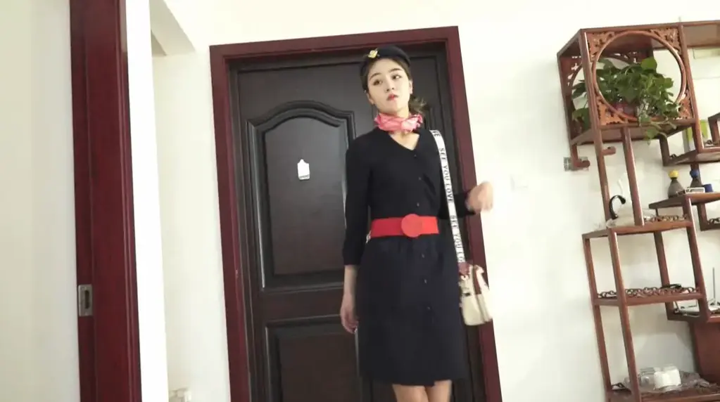 【逍遥定拍】- [空姐的战争 - 上]圆你的空姐梦续作，上作中被绑者的朋友前来复仇，两名身材极好的空姐即将展开对决，究竟谁更胜一筹呢.. 因为百度云和谐比较厉害，所以上传的是压缩包，一定要下载下来解压缩观看！！一定要下载下来！！！！为了不被和谐，压缩了两遍，解压缩密码都是：123456<br><br><br><br>领衔主演：<br>林艺、韩懿<br><br>看点：<br>女女、美腿、堵嘴、调教、空姐、黑丝<br><br>剧情简介：<br>上作中被绑者的朋友前来复仇，假装做前来送档案的空姐，进入绑架者的家中，并设计迷晕了她。不愿意屈服的绑架者，被逼接受闻鞋，绑在椅子上折磨的惩罚。百般折磨的空姐到底会不会吐露实情呢.
