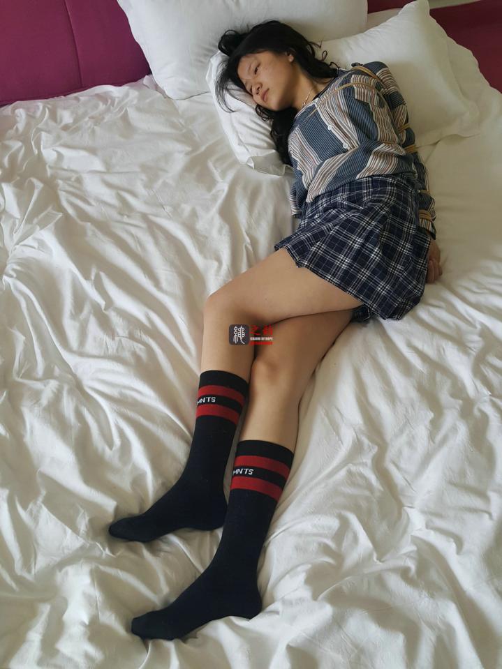 漂亮女孩小妍试镜套图第二组 - 漂亮女孩小妍试镜作品：学生装、运动黑袜、驷马搁置，娇嗔与坚持（第二组）