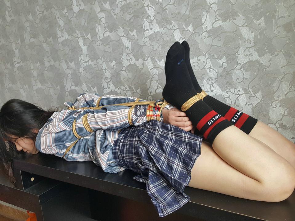 小妍试镜第三组《黑棉袜、直臂驷马、细绳吊颈小高手捆绑》 - 小妍试镜第三组《黑棉袜、直臂驷马、细绳吊颈小高手捆绑》清纯校花初次体验绳艺，娇羞与妩媚，绳艺圈一股清流。