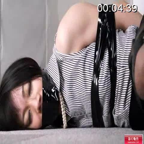 監禁キャリアウーマン8 <span style='color:#b0b0b0;'>[隐藏文字，购买后可见]</span><br><span style='color:#b0b0b0;'>[隐藏文字，购买后可见]</span><br>「世の中には、自分ができるから他の奴もできると考えている上司ってもんがいやがる。そんなに自由自在にできてたら俺だってお前と同じかそれ以上の地位にいるっつーの。できないながらも自分なりに頑張って働いてるっつーの。それを頭ごなしに存在を否定されたら誰だってキレますよ。あーキレますよ。もうどうなろうが知ったこっちゃない。どうせクビになるってんなら、思う存分復讐してからこっちから辞めてやる!」「なんなんだあの鼻につく言い方! もう終わりだ…積年の恨みを晴らしてやる! 縛り上げて首絞めて、足や靴の臭いを嗅いで、漏らさせて、イかせて、この恥ずかしい姿を全部録画して…、お前を屈辱のどん底に堕としてやる!」